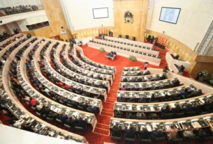 A Assembleia Nacional angolana aprovou hoje a proposta de Lei do Orçamento Geral do Estado (OGE) 2026, com votos contra do grupo parlamentar da UNITA, maior partido da oposição, por não “promover prosperidade económica e felicidade dos cidadãos”. O documento foi aprovado com 120 votos a favor dos grupos parlamentares do Movimento Popular de Libertação de Angola (MPLA, no poder), do Partido Humanista de Angola (PHA) e o grupo misto Partido de Renovação Social (PRS) e Frente Nacional de Libertação de Angola (FNLA), 79 votos contra da União Nacional para a Independência Total de Angola (UNITA), e sem abstenções. A proposta orçamental para 2026 estima receitas e despesas em 33,2 biliões de kwanzas (31 mil milhões de euros), valor abaixo do orçamento deste ano, representando uma diminuição de 4,1%, tendo como referência o preço médio de 61 dólares por barril de petróleo. Na sua declaração de voto, o grupo parlamentar da UNITA disse que “existem razões de fundo” para votar contra, considerando que o OGE “ignora as famílias”, destacando a sua marginalização quando são alocados para o combate à malária, primeira causa de morte no país, 16 mil milhões de kwanzas (14,7 milhões de euros), enquanto para o funcionamento de cinco gabinetes ministeriais prevê gastar 128 mil milhões de kwanzas (118,2 milhões de euros). “Não se trata do culto do contra” disse o deputado Faustino Mumbika, argumentando que as razões para o voto contra “são profundas, múltiplas e irrefutáveis, porque o OGE 2026 revela imoralidade política na distribuição dos recursos”, defendendo que para “um executivo movido pelo espírito patriótico, sentimento do dever e obrigação de servir os cidadãos, o orçamento deveria promover a prosperidade económica e felicidade dos cidadãos”. Segundo o deputado, o OGE “encobre um super orçamento presidencial de opulência, através de manobra contabilística, que separa artificialmente as dotações, esconde da perceção pública um valor real oculto de 381,8 mil milhões de kwanzas (352,8 milhões de euros)”. Por sua vez, o grupo parlamentar do MPLA, partido maioritário, votou a favor do OGE 2026 porque traduz “uma escolha política clara, a de avançar com responsabilidade, reforçando a ação social do Estado, consolidando as reformas estruturantes e assegurando que o desenvolvimento do país segue um rumo estável, sustentável e centrado no bem-estar das famílias angolanas”. O deputado Jorge Uefo, que apresentou a declaração de voto do grupo parlamentar do MPLA, realçou que o OGE 2026 “apresenta uma arquitetura financeira coerente, com previsão realística de receitas e uma distribuição eficiente da despesa, ajustada às prioridades nacionais”. “Destacamos que mais de 25% da despesa total é destinada aos setores sociais, reafirmando a centralidade do cidadão nas políticas públicas”, disse o deputado, destacando as promoções e progressões na função pública, o aumento salarial de 10% e a elevação do limiar da isenção do Imposto de Rendimento do Trabalho para 150 mil kwanzas (138,6 euros), medidas que fortalecem o rendimento das famílias estimulam a economia e ajudam a mitigar o impacto da inflação”, frisou. Tanto o PHA como o PRS votaram a favor, mas apontaram críticas nas suas declarações de voto, considerando o primeiro partido que o OGE “mantém uma arquitetura fragmentada do setor social”, persistindo o meio como o Estado concebe as políticas públicas, olhando os cidadãos como destinatários de apoios, o que produz dispersão de recursos, enquanto o segundo realçou que o orçamento promove assimetrias, com províncias com elevadas necessidades em infraestruturas, recursos humanos e instalações adequadas a manterem-se sem dotação suficiente, “ficando dependente de programas específicos e adiamentos sucessivos”.