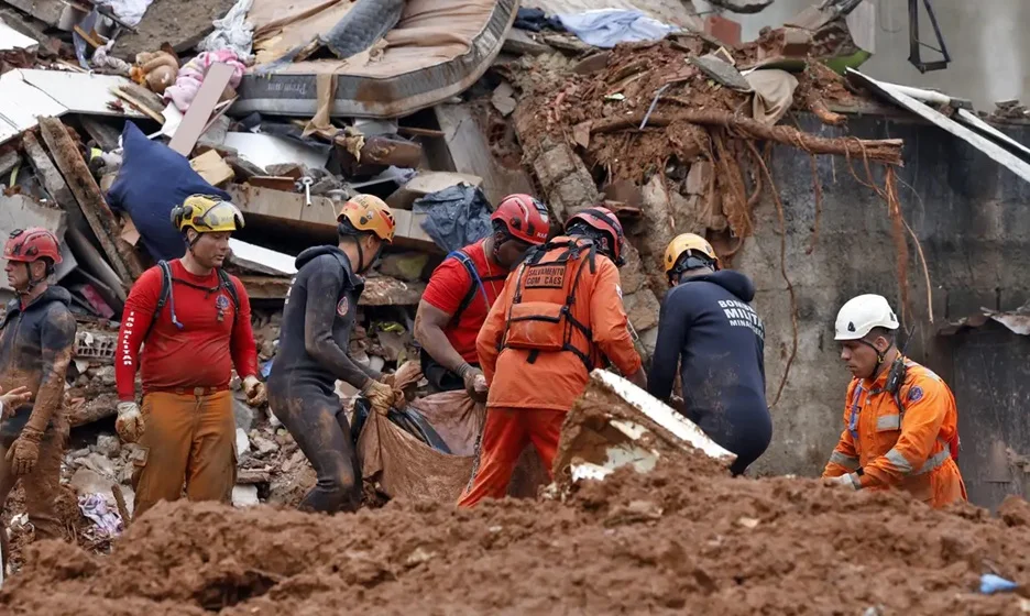 CHUVAS TORRENCIAIS EM MINAS GERAIS DEIXAM 46 MORTOS E DEZENAS DESAPARECIDOS