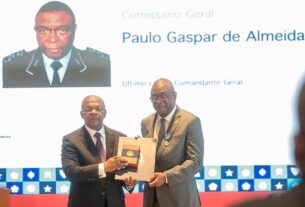 PRESIDENTE JOÃO LOURENÇO CONDECORA COMISSÁRIOS DA POLÍCIA NACIONAL PELOS 50 ANOS DA CORPORAÇÃO