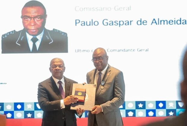 PRESIDENTE JOÃO LOURENÇO CONDECORA COMISSÁRIOS DA POLÍCIA NACIONAL PELOS 50 ANOS DA CORPORAÇÃO