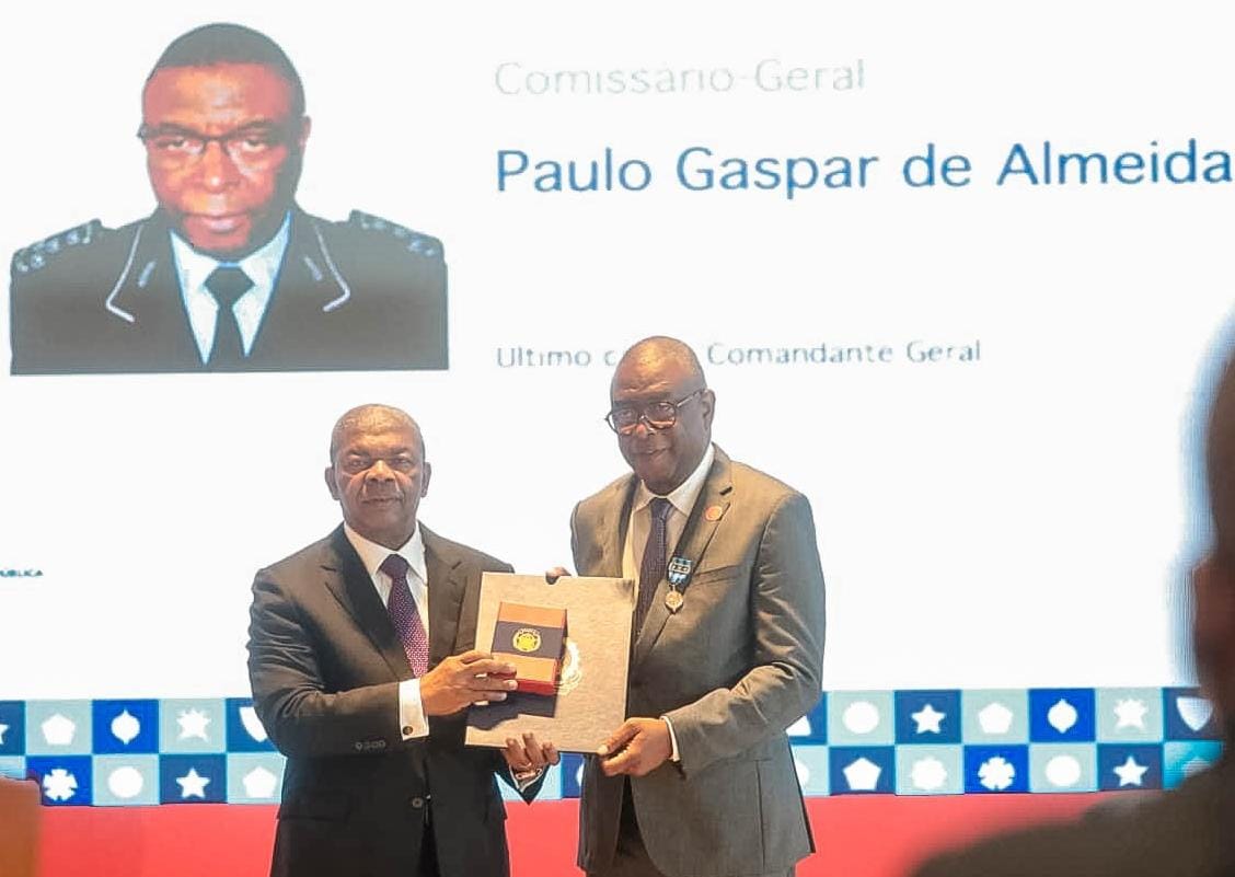 PRESIDENTE JOÃO LOURENÇO CONDECORA COMISSÁRIOS DA POLÍCIA NACIONAL PELOS 50 ANOS DA CORPORAÇÃO