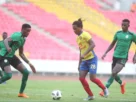 Tricolores dominam clássico da 16ª jornada com goleada por 4-1 no Estádio 11 de Novembro O Atlético Petróleos de Luanda confirmou, este sábado, o seu poderio no Girabola ao golear, com grande autoridade, o Sagrada Esperança por 4-1, num dos confrontos mais aguardados da 16ª jornada do campeonato, disputado no Estádio Nacional 11 de Novembro. A turma tricolor abriu rapidamente vantagem ainda antes do intervalo. Aos 42 minutos, Vanilson Zéu inaugurou o marcador, seguido do remate certeiro de Bernardo Oliveira Dias aos 45’, levando a vantagem para 2-0 ao intervalo. No segundo tempo, o Sagrada Esperança reduziu momentaneamente por intermédio de Felisberto Sebastião aos 47 minutos, mantendo a disputa acesa. No entanto, o Petro tratou de liquidar de forma convincente o desafio com golos de Tomás Costa, aos 75’, e de Tiago Lima Leal, aos 85’, ampliando para 4-1 e selando uma noite de grande espectáculo para os adeptos presentes. Com esta vitória, o Petro de Luanda reforça a sua posição de destaque na tabela classificativa, confirmando o favoritismo na corrida pelo título e consolidando uma vantagem que poderá ser determinante na luta pelo ceptro nacional. O clássico foi também marcado pela superioridade ofensiva dos anfitriões, que dominaram as estatísticas de posse e finalizações, traduzindo em quatro golos a eficácia das suas jogadas no último terço do campo. Para além da importância dos três pontos, a exibição do Petro diante de um adversário tradicional como o Sagrada Esperança sublinha a consistência da equipa ao longo da temporada, com um futebol sólido e eficaz tanto no plano ofensivo como defensivo. O próximo compromisso dos tricolores no Girabola já promete novos desafios, enquanto a formação diamantífera procura reagir e retomar o seu melhor rumo na competição.