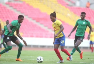 Tricolores dominam clássico da 16ª jornada com goleada por 4-1 no Estádio 11 de Novembro O Atlético Petróleos de Luanda confirmou, este sábado, o seu poderio no Girabola ao golear, com grande autoridade, o Sagrada Esperança por 4-1, num dos confrontos mais aguardados da 16ª jornada do campeonato, disputado no Estádio Nacional 11 de Novembro. A turma tricolor abriu rapidamente vantagem ainda antes do intervalo. Aos 42 minutos, Vanilson Zéu inaugurou o marcador, seguido do remate certeiro de Bernardo Oliveira Dias aos 45’, levando a vantagem para 2-0 ao intervalo. No segundo tempo, o Sagrada Esperança reduziu momentaneamente por intermédio de Felisberto Sebastião aos 47 minutos, mantendo a disputa acesa. No entanto, o Petro tratou de liquidar de forma convincente o desafio com golos de Tomás Costa, aos 75’, e de Tiago Lima Leal, aos 85’, ampliando para 4-1 e selando uma noite de grande espectáculo para os adeptos presentes. Com esta vitória, o Petro de Luanda reforça a sua posição de destaque na tabela classificativa, confirmando o favoritismo na corrida pelo título e consolidando uma vantagem que poderá ser determinante na luta pelo ceptro nacional. O clássico foi também marcado pela superioridade ofensiva dos anfitriões, que dominaram as estatísticas de posse e finalizações, traduzindo em quatro golos a eficácia das suas jogadas no último terço do campo. Para além da importância dos três pontos, a exibição do Petro diante de um adversário tradicional como o Sagrada Esperança sublinha a consistência da equipa ao longo da temporada, com um futebol sólido e eficaz tanto no plano ofensivo como defensivo. O próximo compromisso dos tricolores no Girabola já promete novos desafios, enquanto a formação diamantífera procura reagir e retomar o seu melhor rumo na competição.