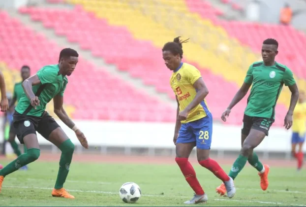 Tricolores dominam clássico da 16ª jornada com goleada por 4-1 no Estádio 11 de Novembro O Atlético Petróleos de Luanda confirmou, este sábado, o seu poderio no Girabola ao golear, com grande autoridade, o Sagrada Esperança por 4-1, num dos confrontos mais aguardados da 16ª jornada do campeonato, disputado no Estádio Nacional 11 de Novembro. A turma tricolor abriu rapidamente vantagem ainda antes do intervalo. Aos 42 minutos, Vanilson Zéu inaugurou o marcador, seguido do remate certeiro de Bernardo Oliveira Dias aos 45’, levando a vantagem para 2-0 ao intervalo. No segundo tempo, o Sagrada Esperança reduziu momentaneamente por intermédio de Felisberto Sebastião aos 47 minutos, mantendo a disputa acesa. No entanto, o Petro tratou de liquidar de forma convincente o desafio com golos de Tomás Costa, aos 75’, e de Tiago Lima Leal, aos 85’, ampliando para 4-1 e selando uma noite de grande espectáculo para os adeptos presentes. Com esta vitória, o Petro de Luanda reforça a sua posição de destaque na tabela classificativa, confirmando o favoritismo na corrida pelo título e consolidando uma vantagem que poderá ser determinante na luta pelo ceptro nacional. O clássico foi também marcado pela superioridade ofensiva dos anfitriões, que dominaram as estatísticas de posse e finalizações, traduzindo em quatro golos a eficácia das suas jogadas no último terço do campo. Para além da importância dos três pontos, a exibição do Petro diante de um adversário tradicional como o Sagrada Esperança sublinha a consistência da equipa ao longo da temporada, com um futebol sólido e eficaz tanto no plano ofensivo como defensivo. O próximo compromisso dos tricolores no Girabola já promete novos desafios, enquanto a formação diamantífera procura reagir e retomar o seu melhor rumo na competição.