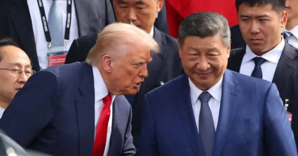 TRUMP INICIA VISITA HISTÓRICA À CHINA COM COMÉRCIO IA E TENSÕES GLOBAIS NA AGENDA