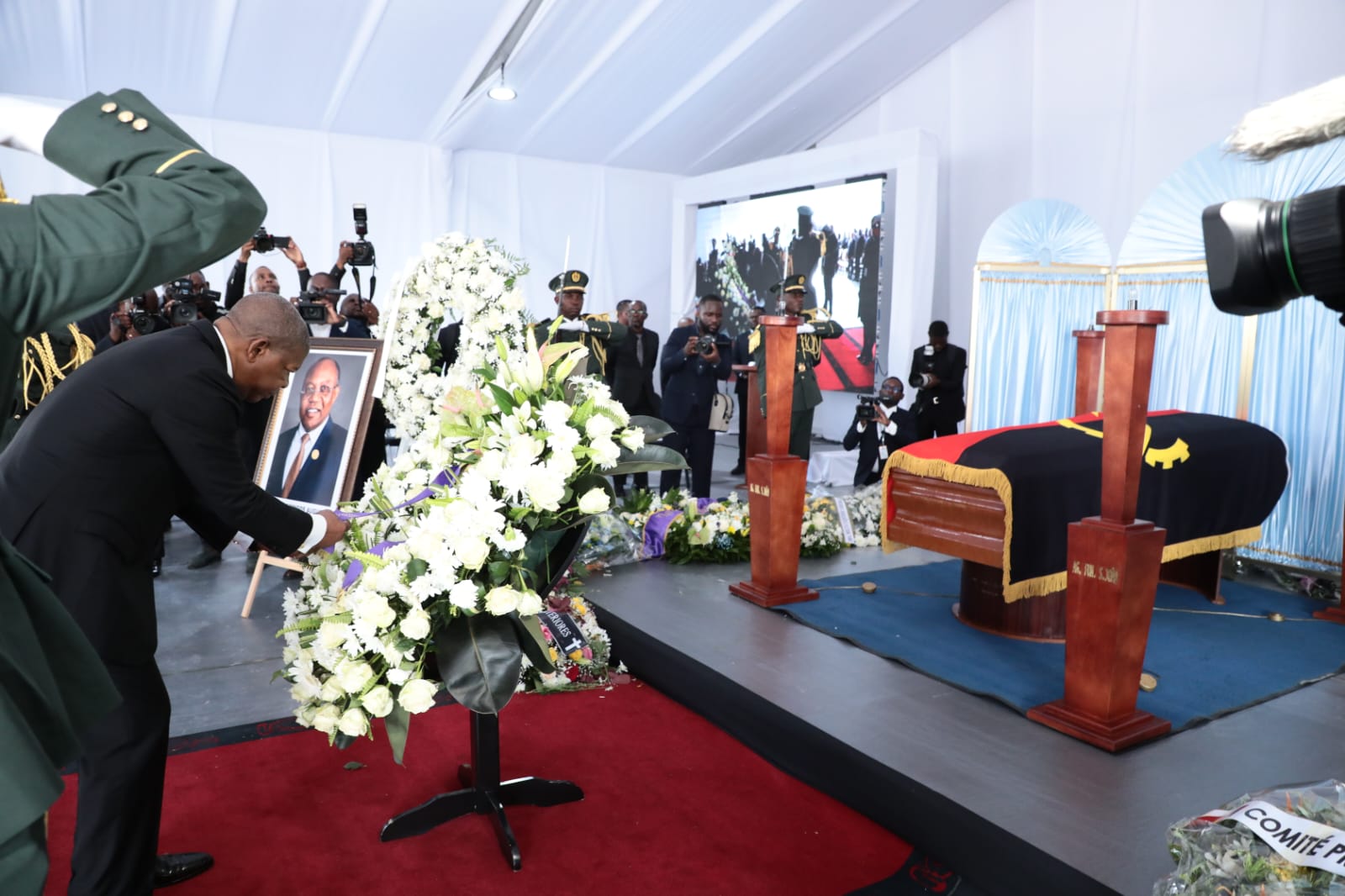JOÃO LOURENÇO PRESTA ÚLTIMA HOMENAGEM A MANUEL AUGUSTO E DESTACA O SEU LEGADO AO SERVIÇO DE ANGOLA
